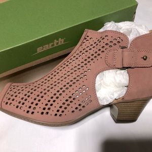 New Sandals pretty dusty rose color. Medium width .